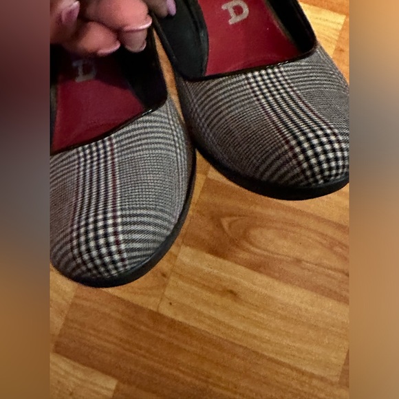 Size 8 Unisa black gray and red houndstooth 3.5” heel - Picture 5 of 6
